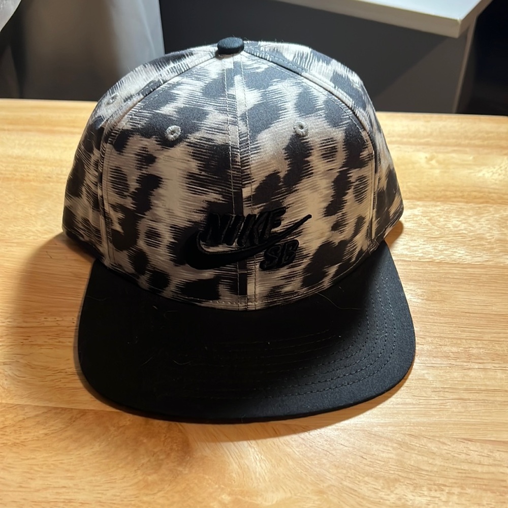 Black and white Nike SB strap back hat, never worn.